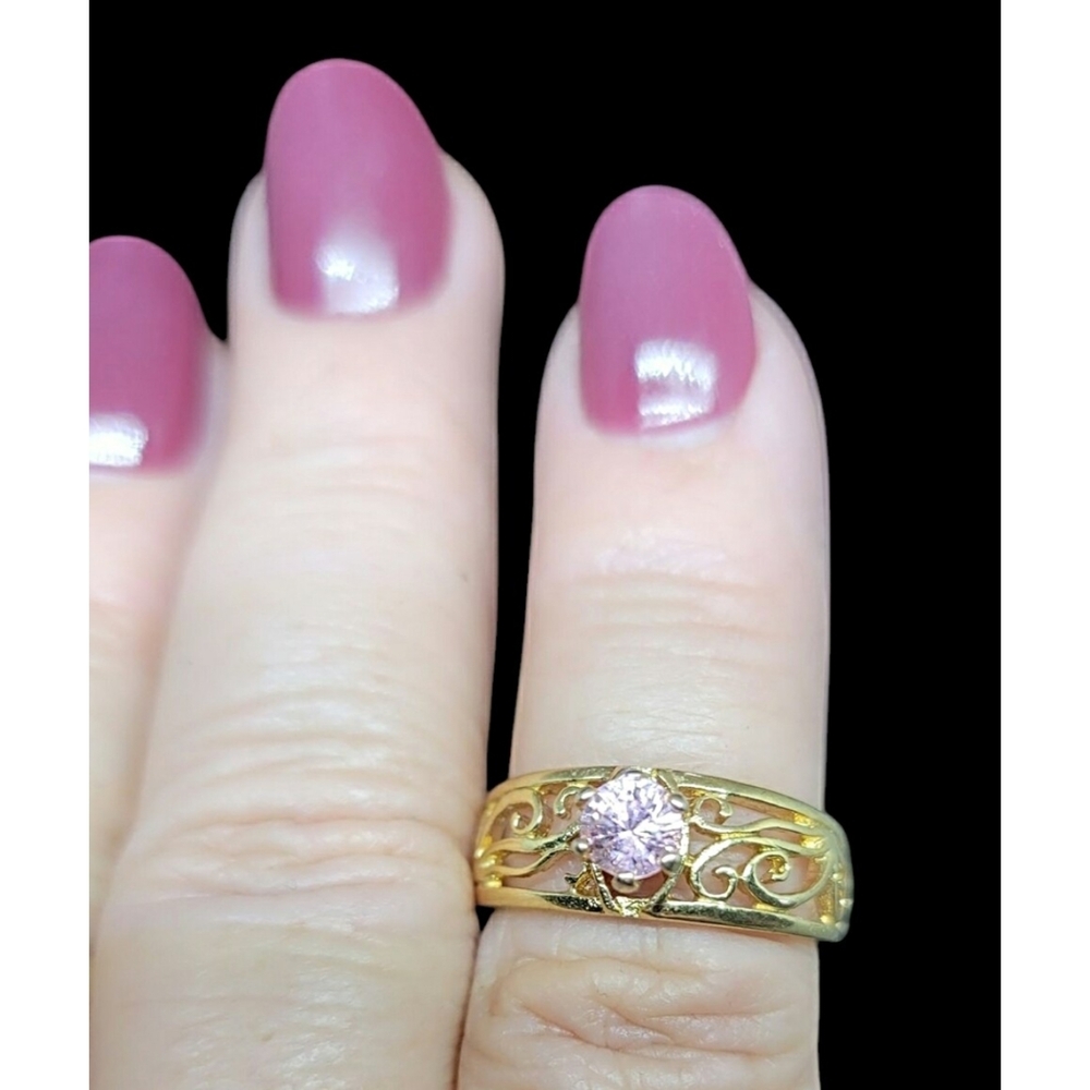 Elegant 18 KGE Gold Ring with Pink Stone